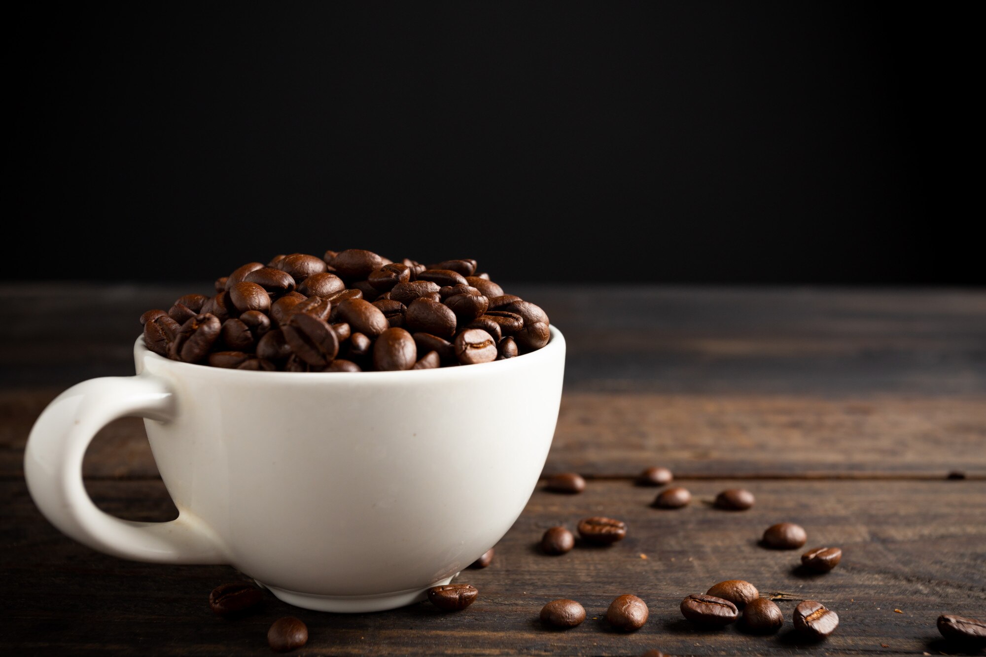 Granos de café y taza