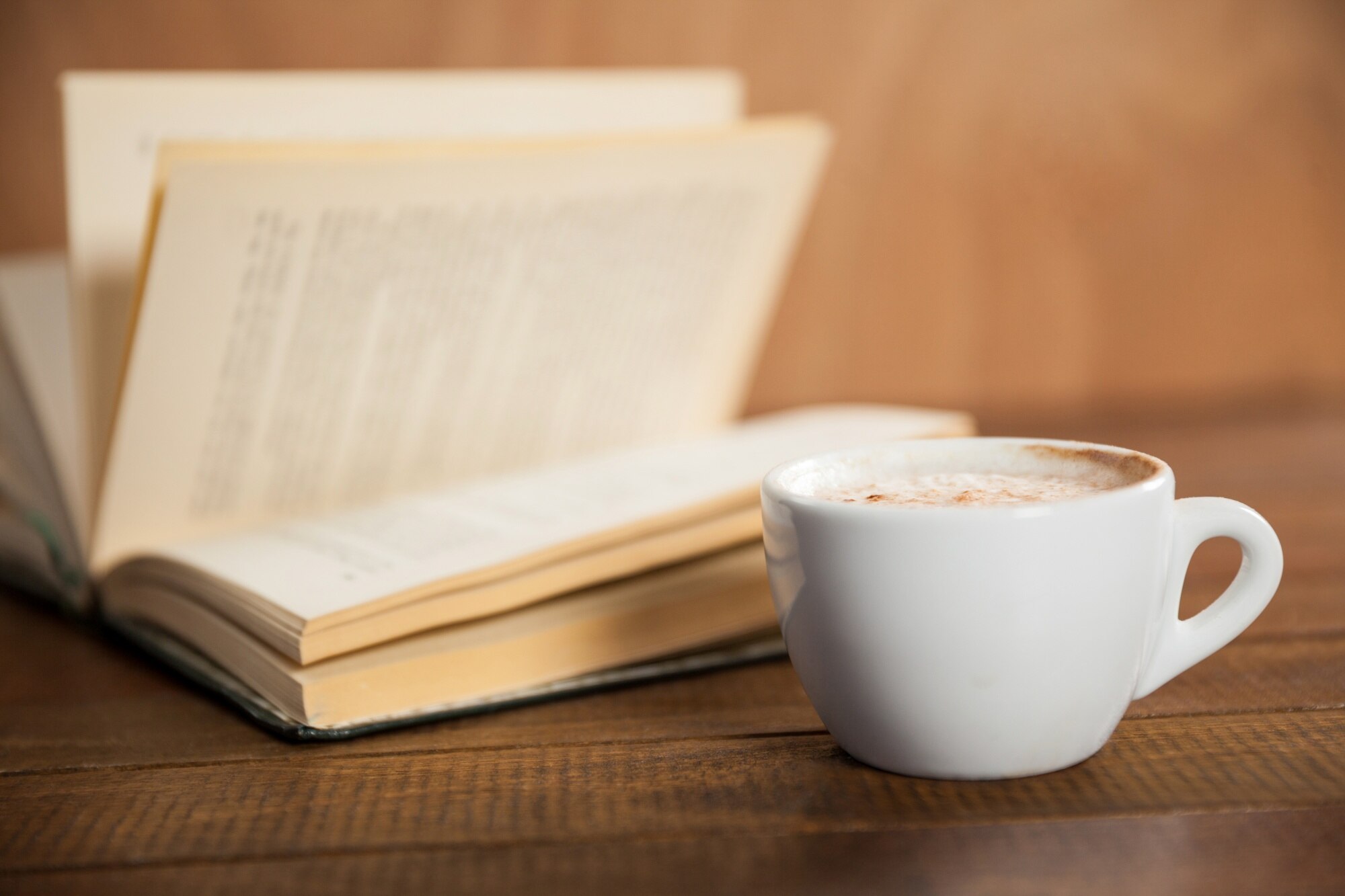 Taza de café y lectura